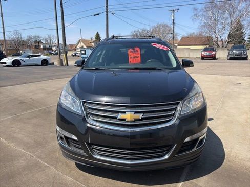 Used 2017 Chevrolet Traverse LT w/ Style and Technology Package FWD image 3