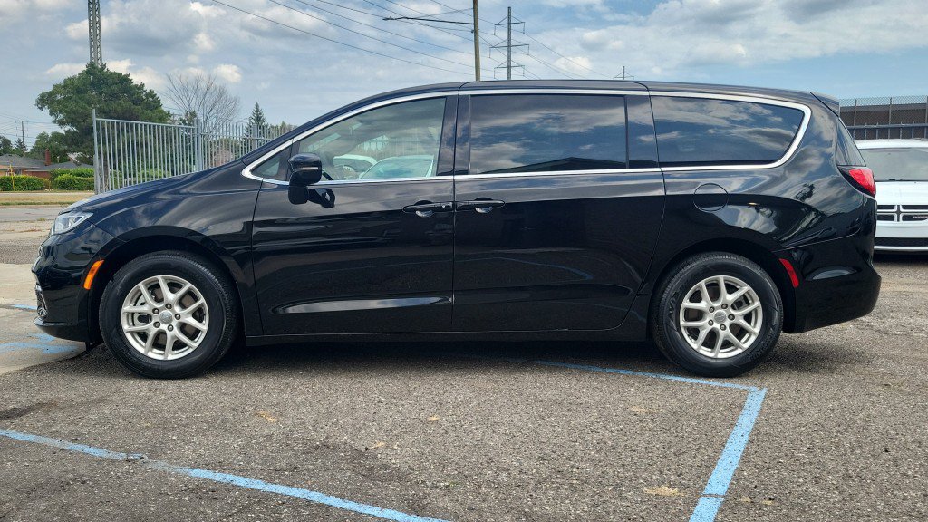 Used 2025 Chrysler Pacifica Select FWD image 5