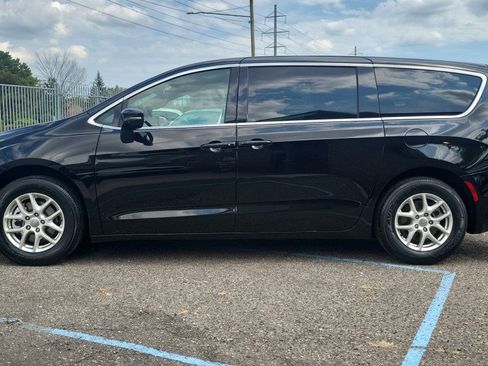 Used 2025 Chrysler Pacifica Select FWD image 5