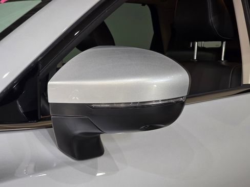 Used 2025 Nissan Pathfinder SL image 15