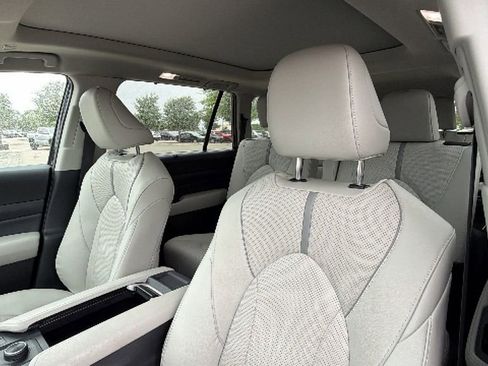 Used 2024 Toyota Grand Highlander Platinum image 21