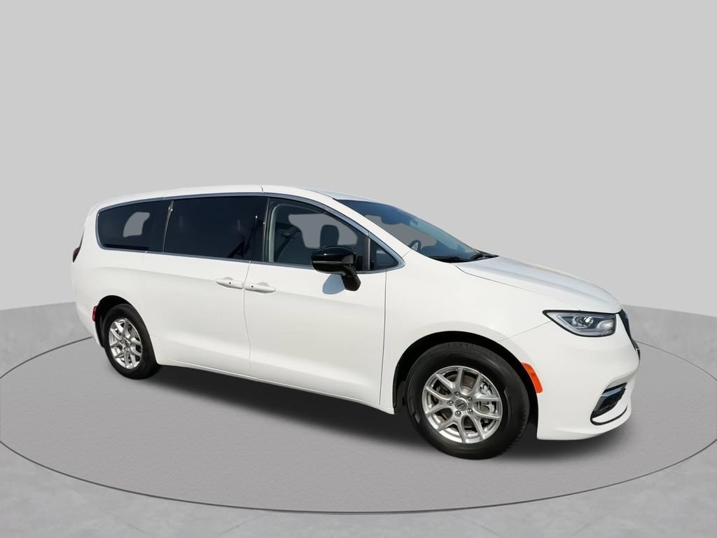 Used 2024 Chrysler Pacifica Touring-L FWD image 2