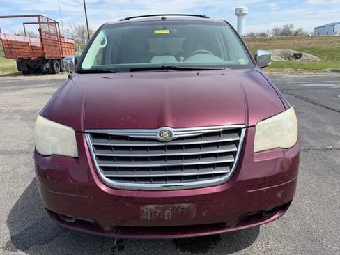 Used 2008 Chrysler Town & Country Touring image 2
