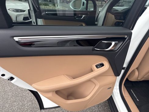 Used 2025 Porsche Macan image 21