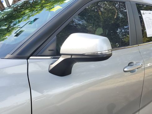 Used 2024 Toyota Highlander XLE FWD image 12