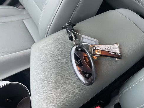 Used 2025 Hyundai Elantra Limited image 18