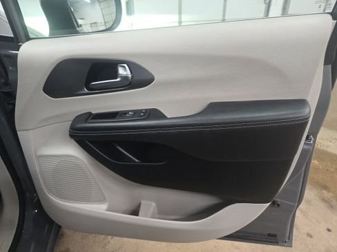 Used 2023 Chrysler Pacifica Touring-L image 5