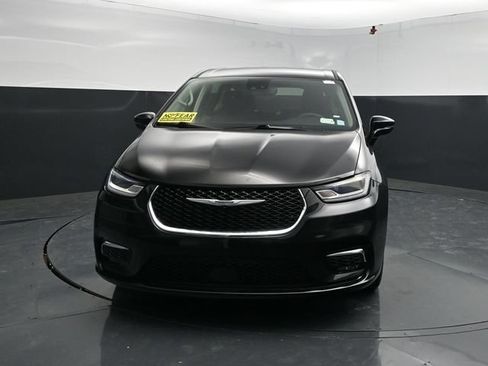 Used 2024 Chrysler Pacifica Touring-L FWD image 2