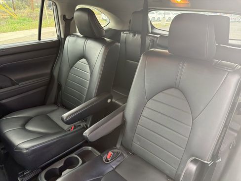 Used 2022 Toyota Highlander XLE AWD/4WD image 22