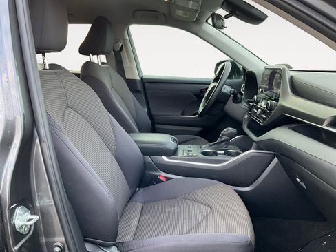 Used 2023 Toyota Highlander L image 17