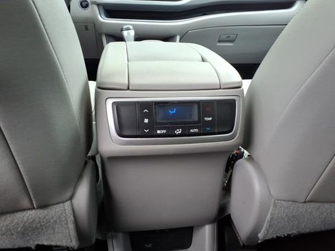 Used 2018 Toyota Highlander XLE FWD image 11