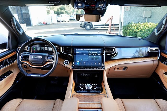 Used 2022 Jeep Grand Wagoneer Series III AWD/4WD image 31