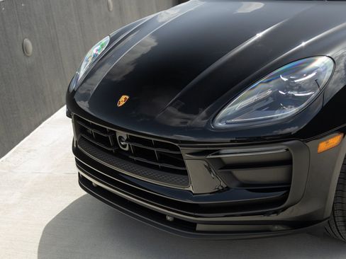 Certified 2025 Porsche Macan image 32