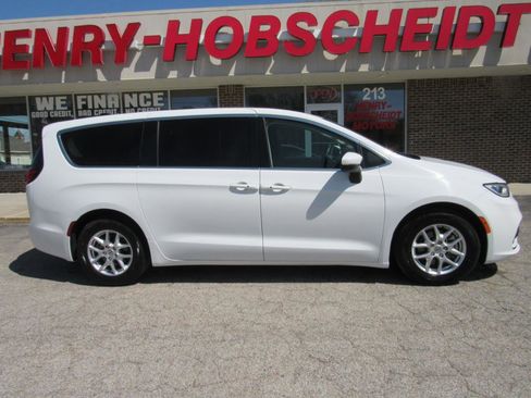 Used 2023 Chrysler Pacifica Touring-L FWD image 9
