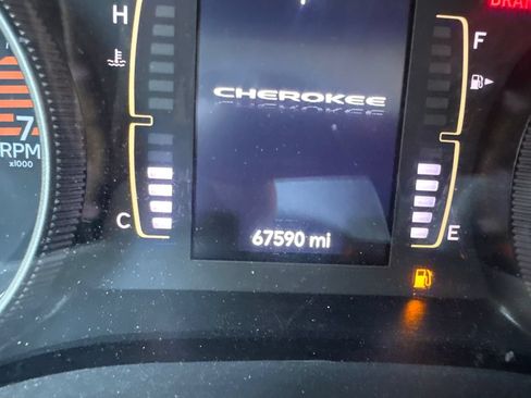 Used 2020 Jeep Cherokee Latitude w/ Cold Weather Group AWD/4WD image 4