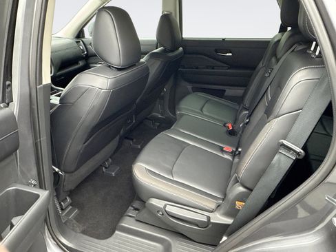 Used 2024 Nissan Pathfinder SL w/ Black Appearance Package image 11