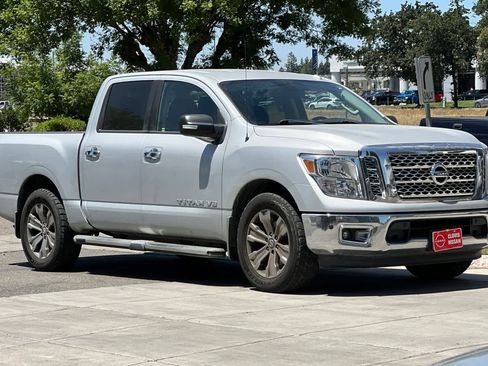 Used 2018 Nissan Titan SV w/ SV Convenience Package RWD image 10
