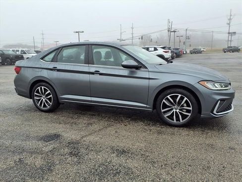 Used 2025 Volkswagen Jetta SE image 9