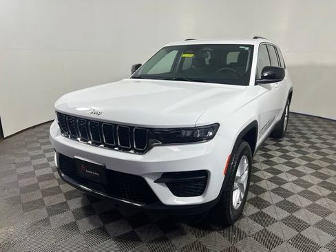 Used 2023 Jeep Grand Cherokee Laredo w/ Luxury Tech Group I AWD/4WD image 3