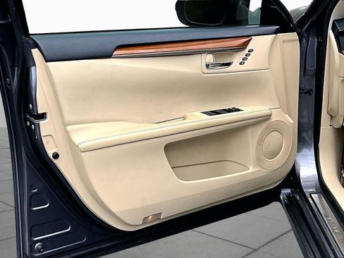 Used 2014 Lexus ES 300h w/ Luxury Package w/Bamboo Trim FWD image 21