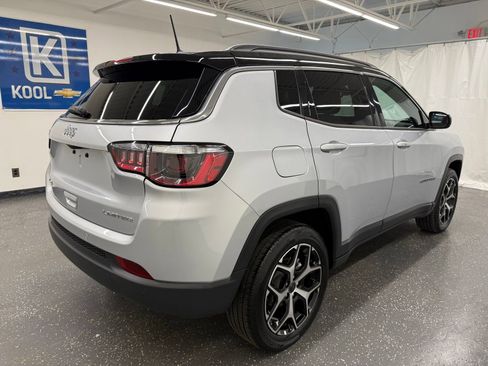 Used 2025 Jeep Compass Limited AWD/4WD image 2
