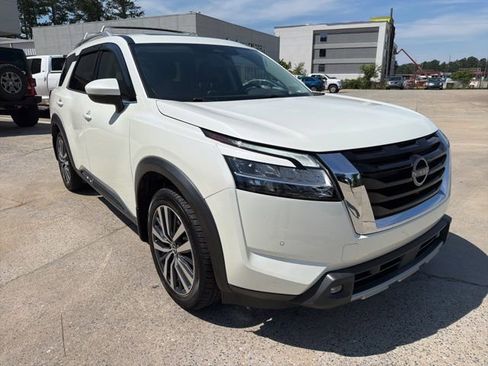 Used 2022 Nissan Pathfinder Platinum w/ Lighting Package (N92) FWD image 4