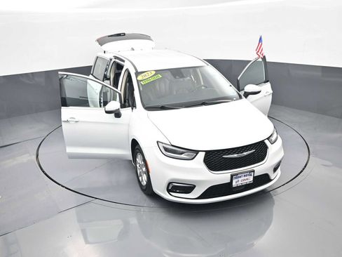 Used 2023 Chrysler Pacifica Touring-L FWD image 45