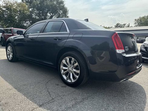 Used 2018 Chrysler 300 Touring image 8
