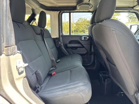 Used 2022 Jeep Wrangler Unlimited Sahara image 34