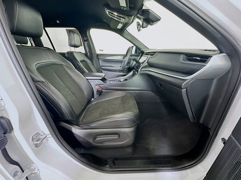 Used 2025 Jeep Grand Cherokee Altitude image 30