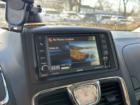 Used 2016 Chrysler Town & Country Touring image 13