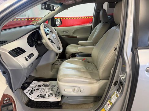 Used 2014 Toyota Sienna Limited image 24