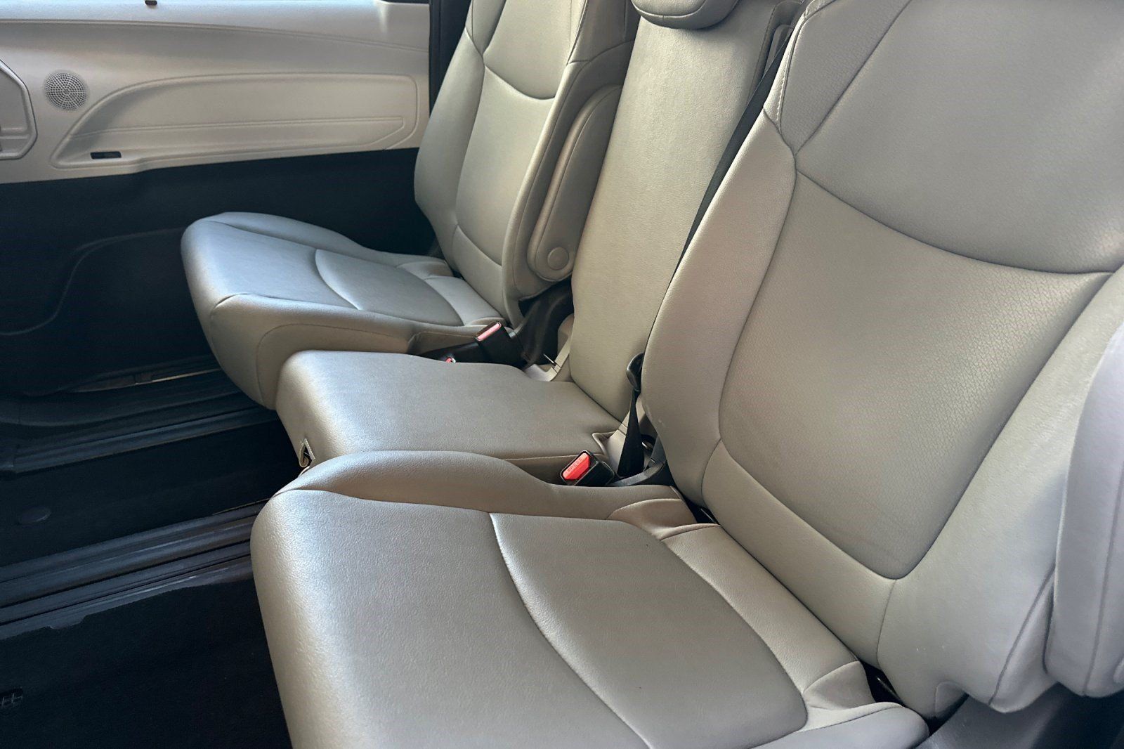 Used 2026 Toyota Sienna XLE FWD image 24