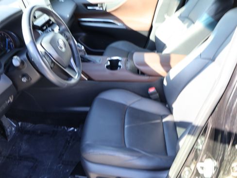 Used 2022 Toyota Venza XLE image 42