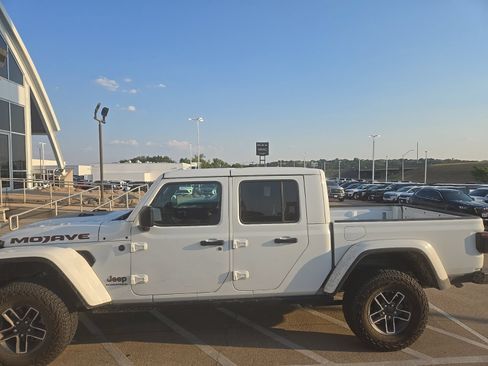 Used 2025 Jeep Gladiator Mojave w/ Convenience Group AWD/4WD image 9