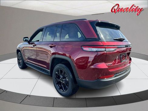 Used 2025 Jeep Grand Cherokee Altitude AWD/4WD image 7