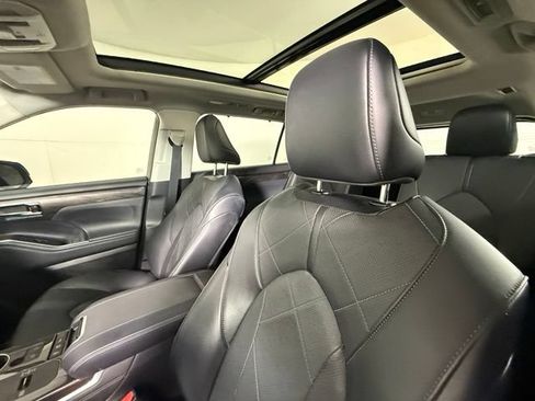 Used 2022 Toyota Highlander Platinum AWD/4WD image 5