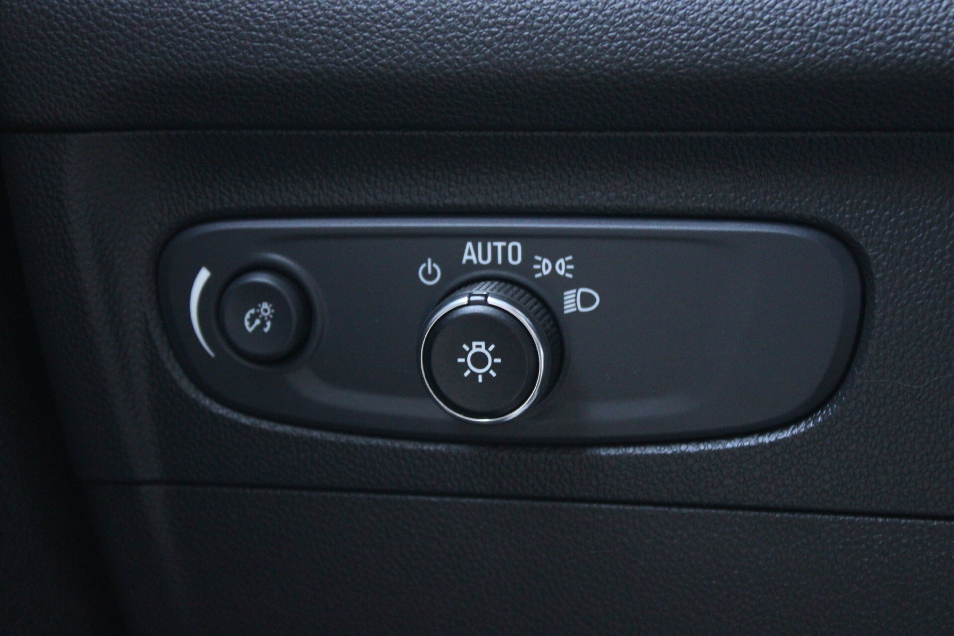 Used 2022 Buick Envision Essence w/ Sport Touring Package FWD image 28