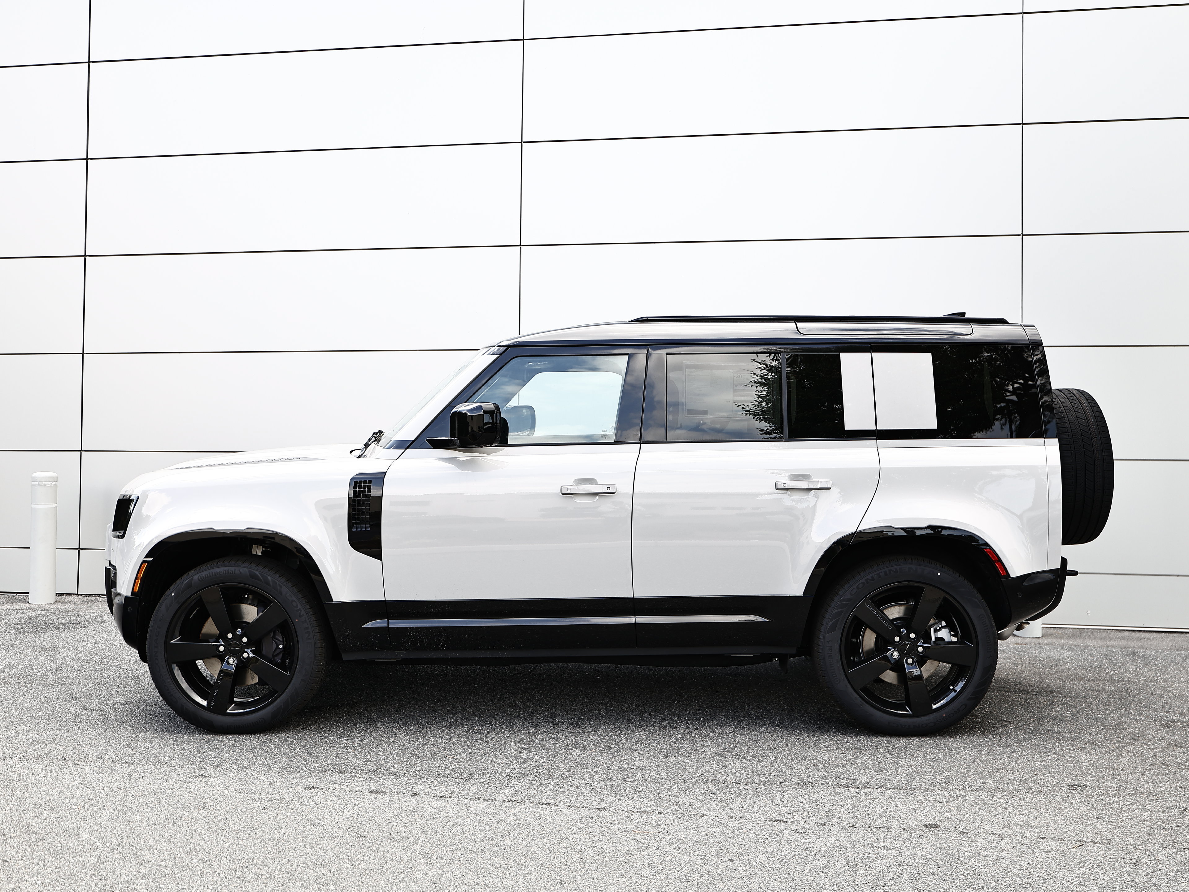 New 2026 Land Rover Defender 110 X-Dynamic SE AWD/4WD image 4
