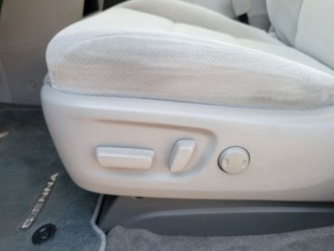 Used 2018 Toyota Sienna LE w/ Carpet Mat Package FWD image 18
