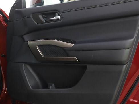 Used 2024 Nissan Pathfinder Platinum image 11