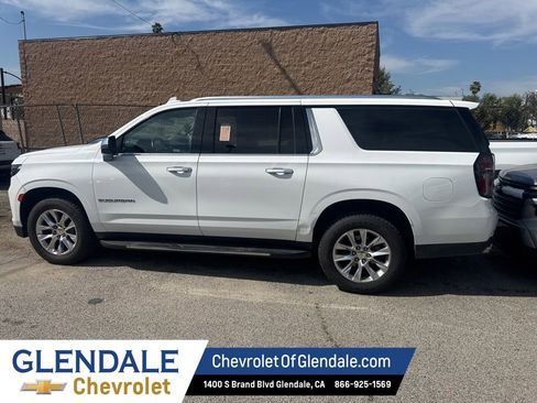 Used 2023 Chevrolet Suburban Premier image 3