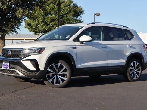 Used 2024 Volkswagen Taos SE image 16