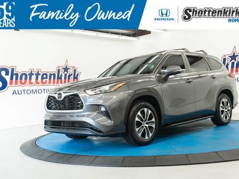 Used 2023 Toyota Highlander XLE FWD image 1