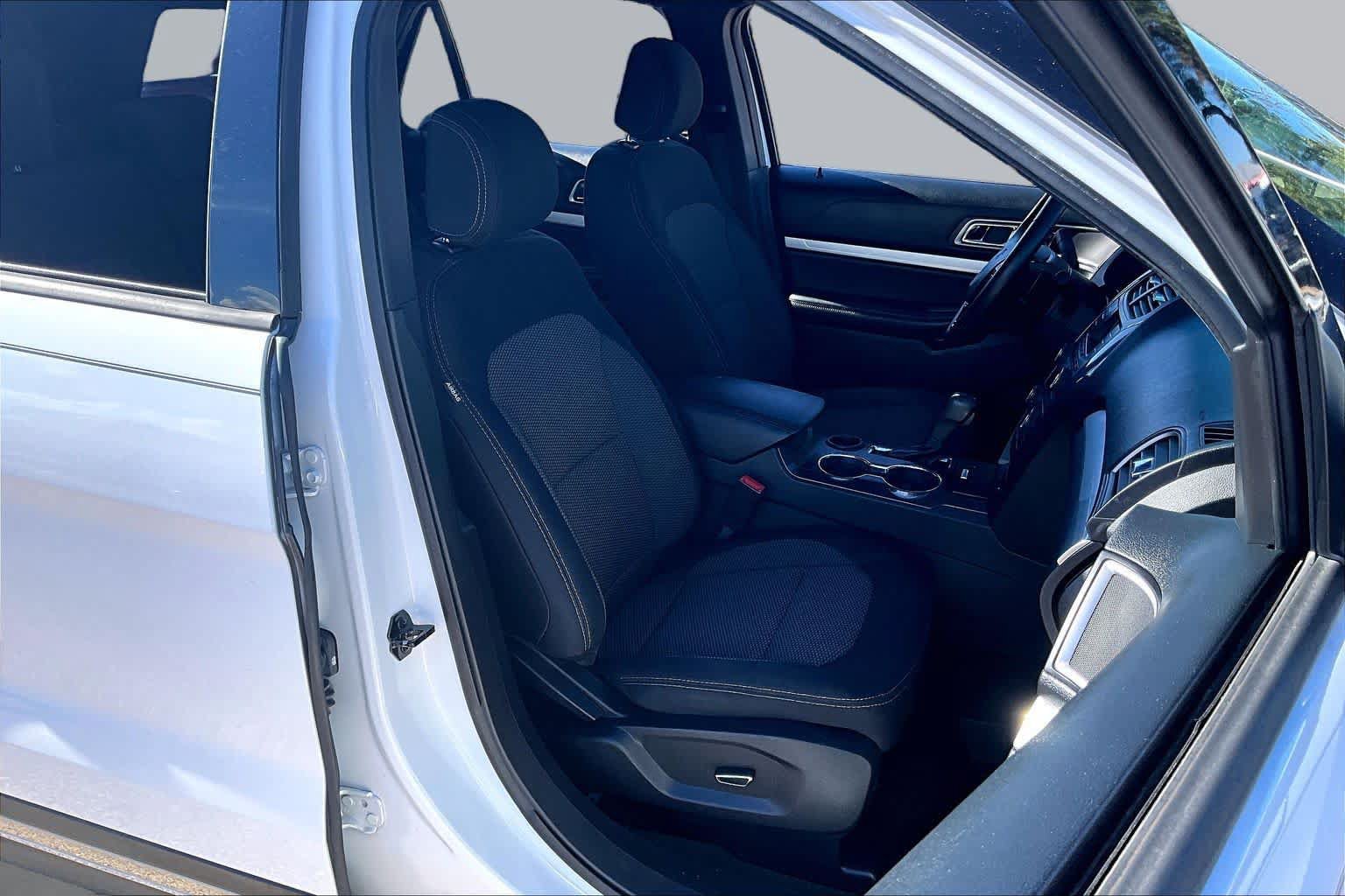 Used 2017 Ford Explorer XLT FWD image 9