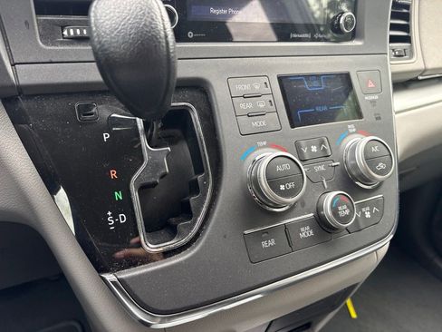 Used 2019 Toyota Sienna LE FWD image 25
