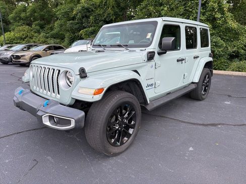 Used 2023 Jeep Wrangler Unlimited Sahara AWD/4WD image 2