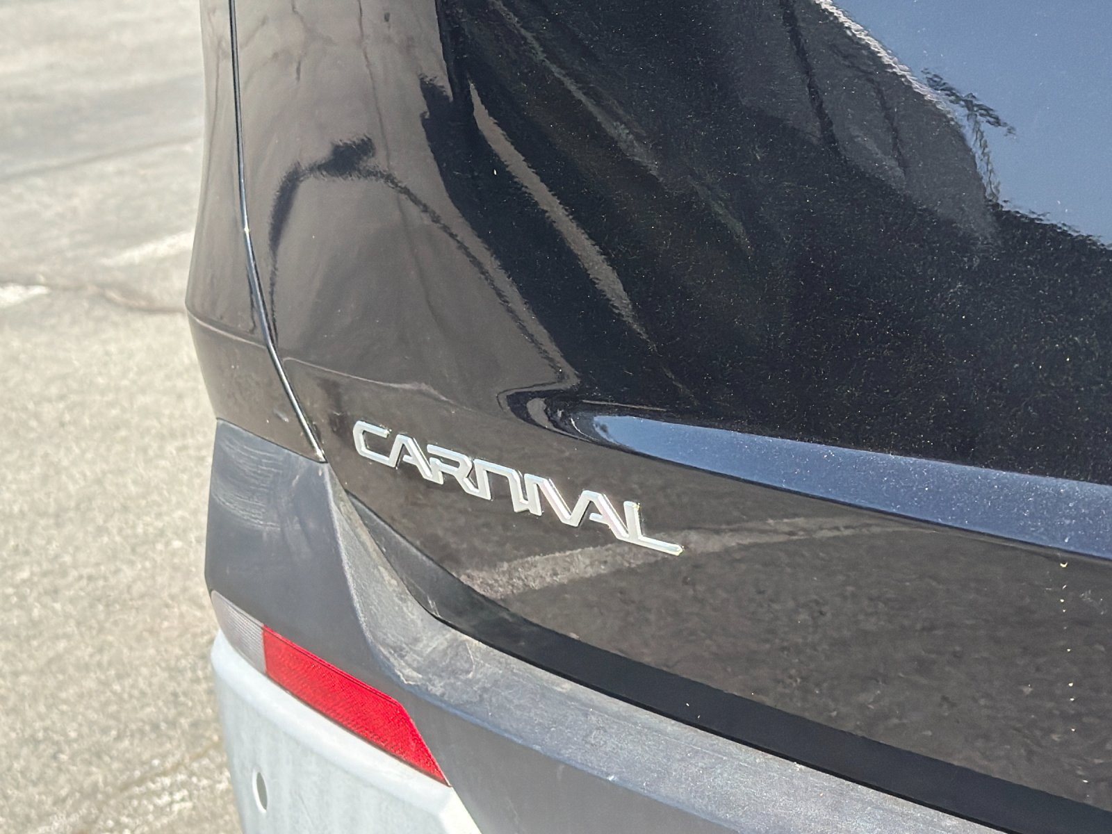 Used 2025 Kia Carnival FWD image 40