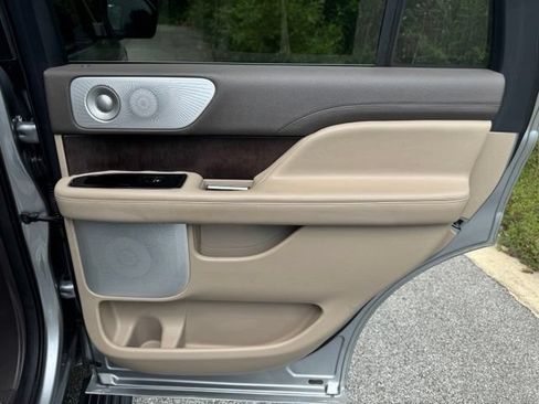 Used 2023 Lincoln Navigator Reserve AWD/4WD image 16