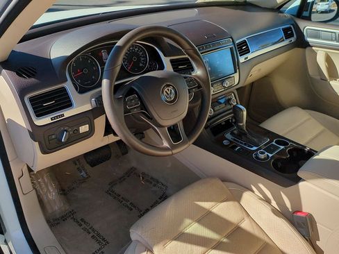 Used 2016 Volkswagen Touareg Sport image 12